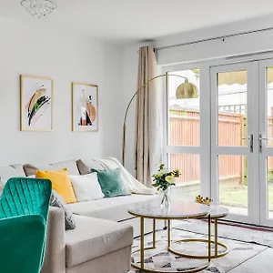 3 Bedroom Detached House Free Car Park Close To Town Airport Luton (Bedfordshire)