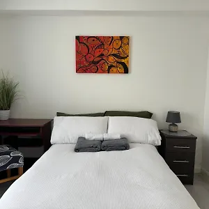 Luxury 5-Room House - Your Perfect Getaway Awaits Goodmayes
